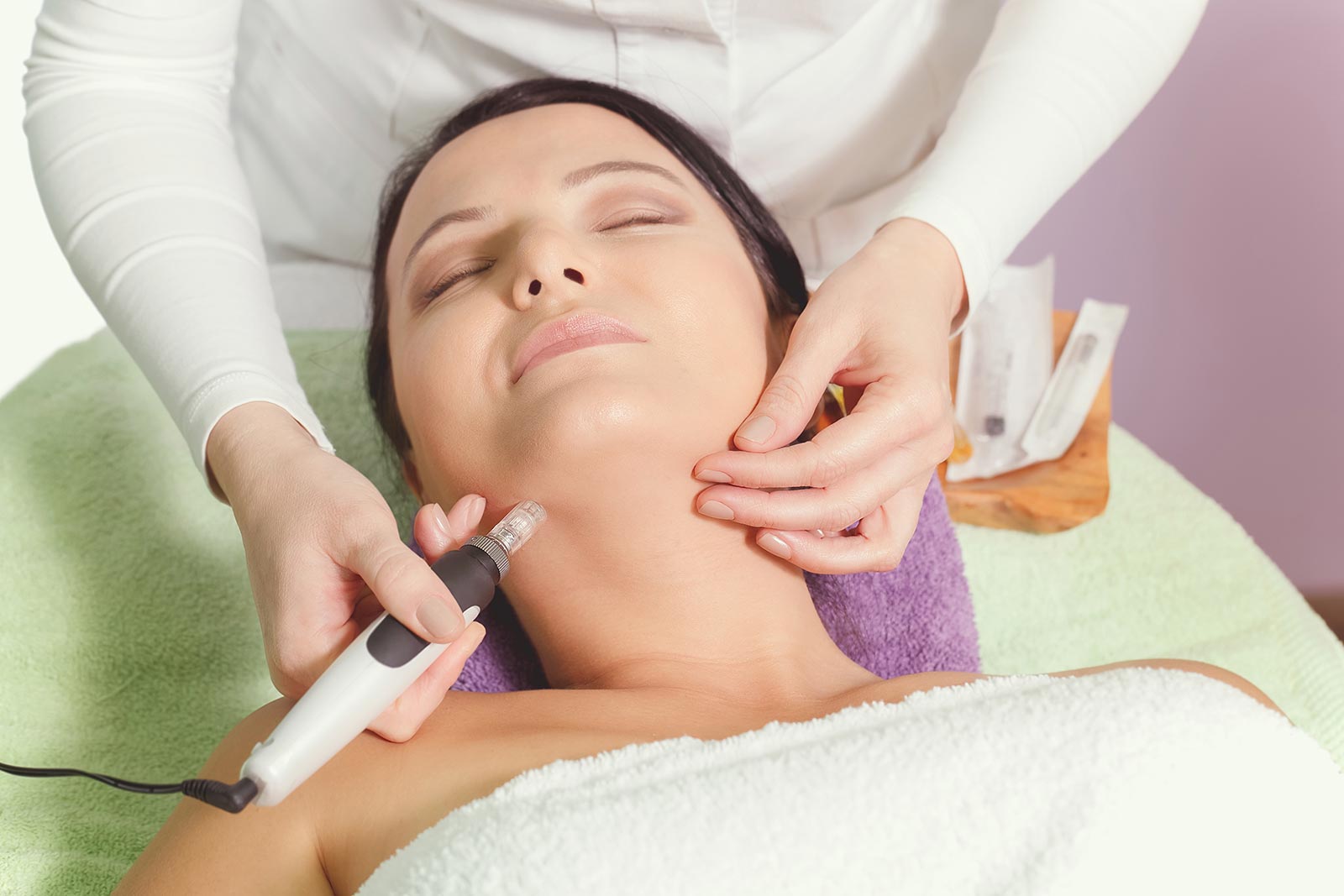 Microneedling Frau in Behandlung